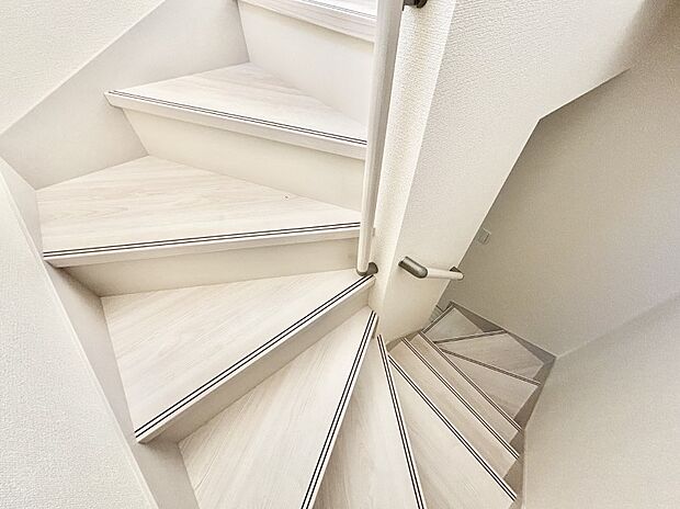 安全性を考慮し階段には手すりを設置しています