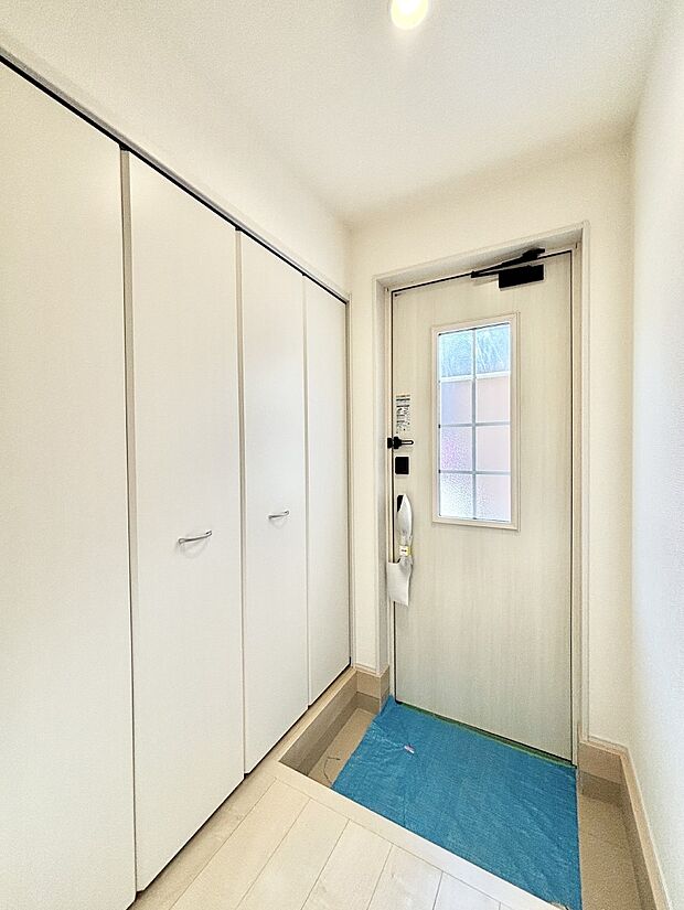 天井まである玄関収納で、家族全員の靴もすっきり収納!