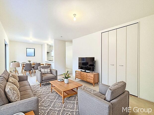 ご家族の賑やかな話し声で包まれる明るいリビング ※家具はCGです