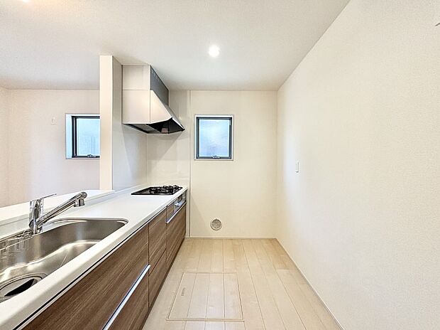 爽やかな風が通り抜けるキッチン。窓があるので明るく換気にも役立ちます。