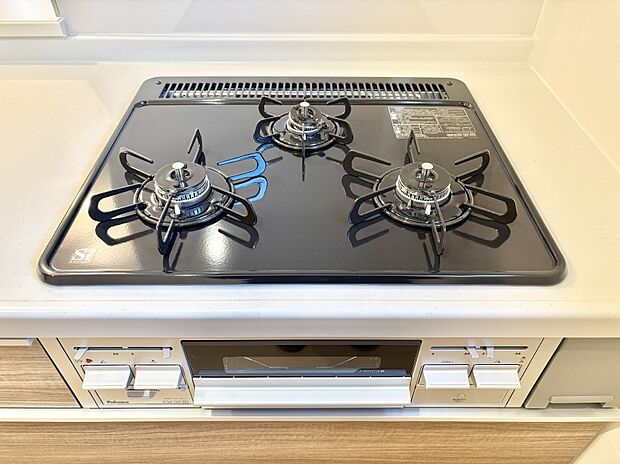 ガスコンロはＳｉセンサー搭載。火力調節や焦げ付き・消し忘れも防いでくれます。