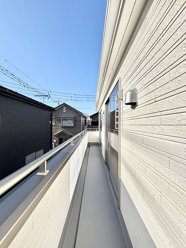 南向きのバルコニー!ご家族の洗濯物はもちろん、お布団もたっぷり干せます!