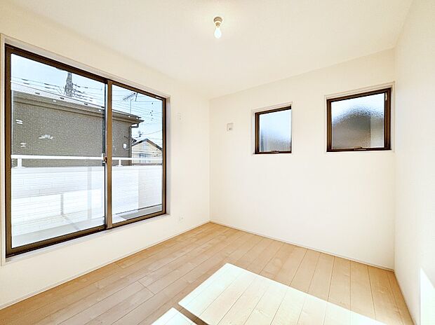 南向きのバルコニーからたっぷり入ってくる日差しがお部屋全体を優しく包み込みます。