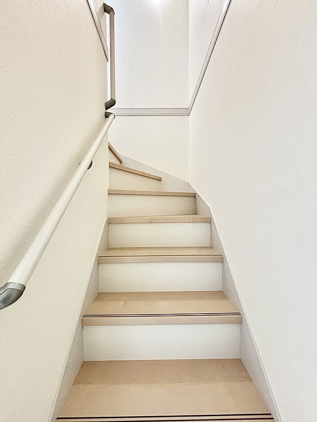 階段は手すり付きなので小さなお子さまやご高齢の方も安心です