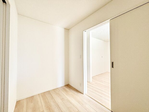 リビングとサニタリーから利用できるユーティリティスペース