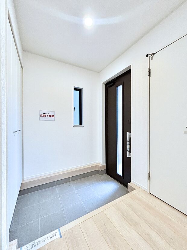 明るい玄関はお客様をお出迎えするのにぴったりです！ 