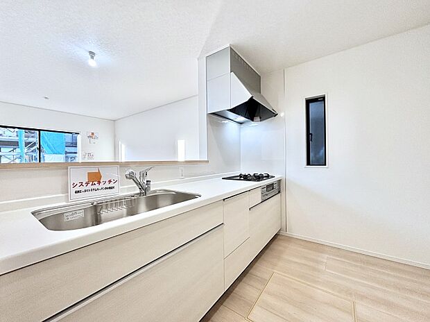 爽やかな風が通り抜けるキッチン。窓があるので明るく換気にも役立ちます。