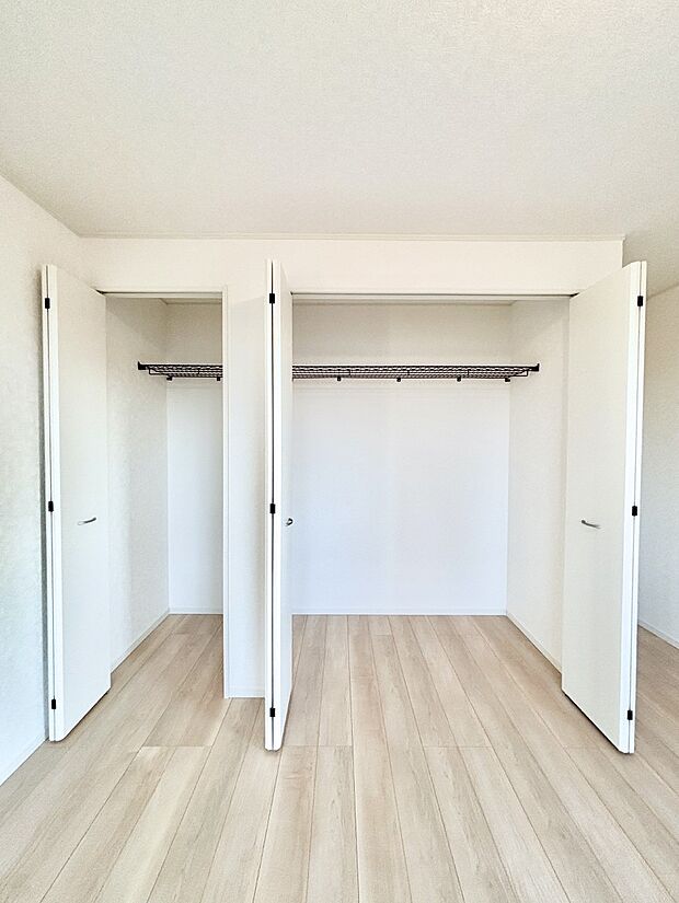 洋室のクローゼット。奥行きがあるので厚手の衣類もすっきり収まります。
