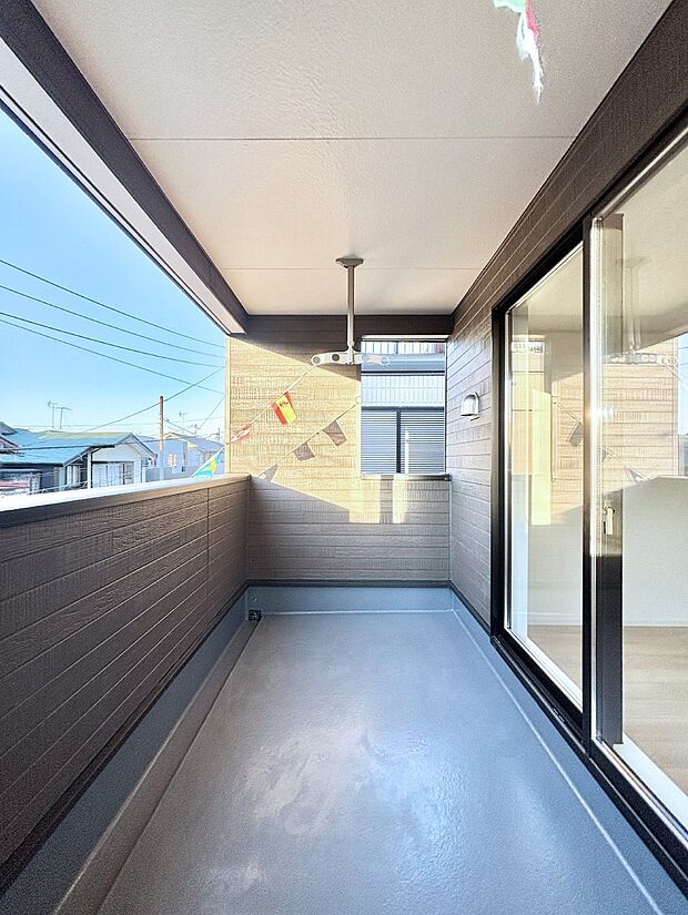 インナーバルコニーなので雨でも洗濯物を干す事が出来て、風通しがあるので乾きが良く、物干しスペースとして重宝します。 