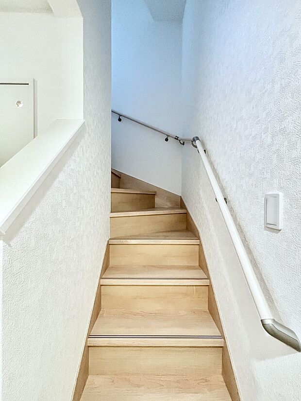 安全性を考慮し階段には手すりを設置しています