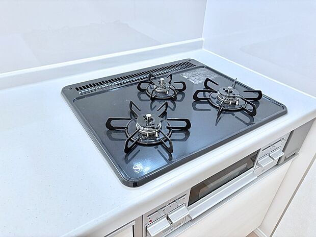 ガスコンロはＳｉセンサー搭載。火力調節や焦げ付き・消し忘れも防いでくれます。