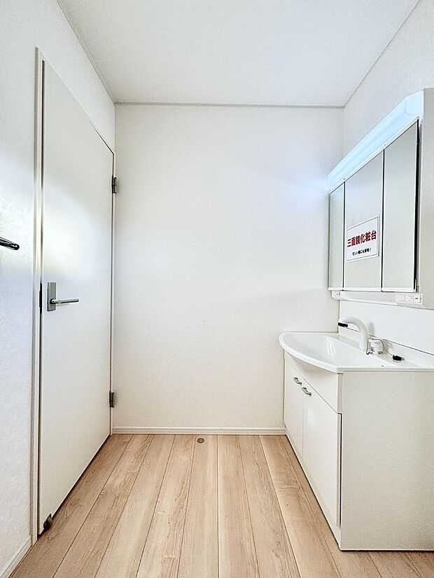 清潔感のある快適空間です。毎日の身支度も気持ち良くお使い頂けます。