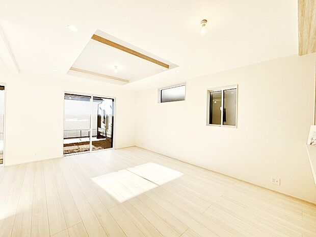 穏やかな陽だまりに包まれる、居心地の良いリビングで家族団らん!