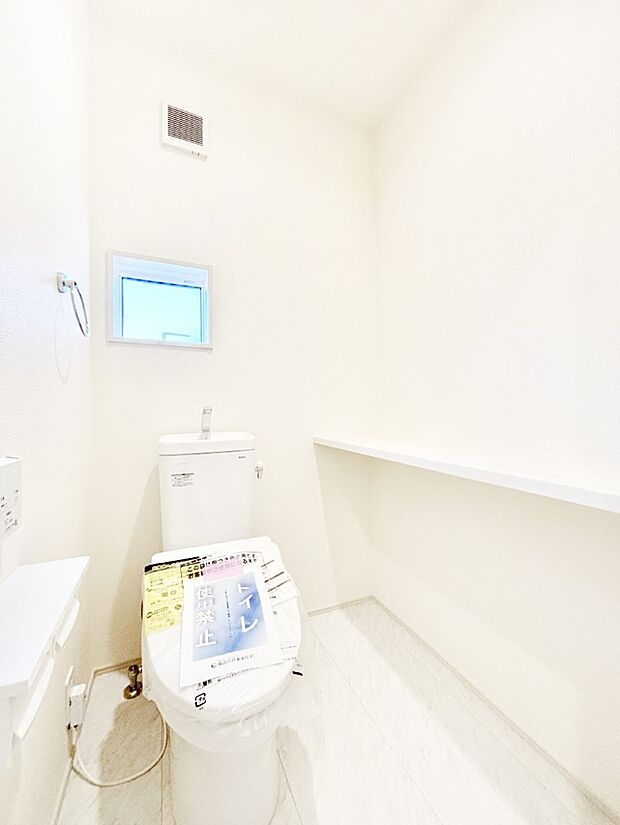 清潔感あるシャワートイレ。小窓から光が注ぎ込みます!