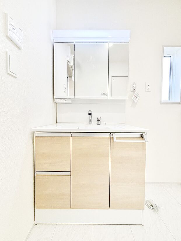 三面鏡キャビネット・シャワー付き洗面化粧台で忙しい朝の身支度もスムーズに!