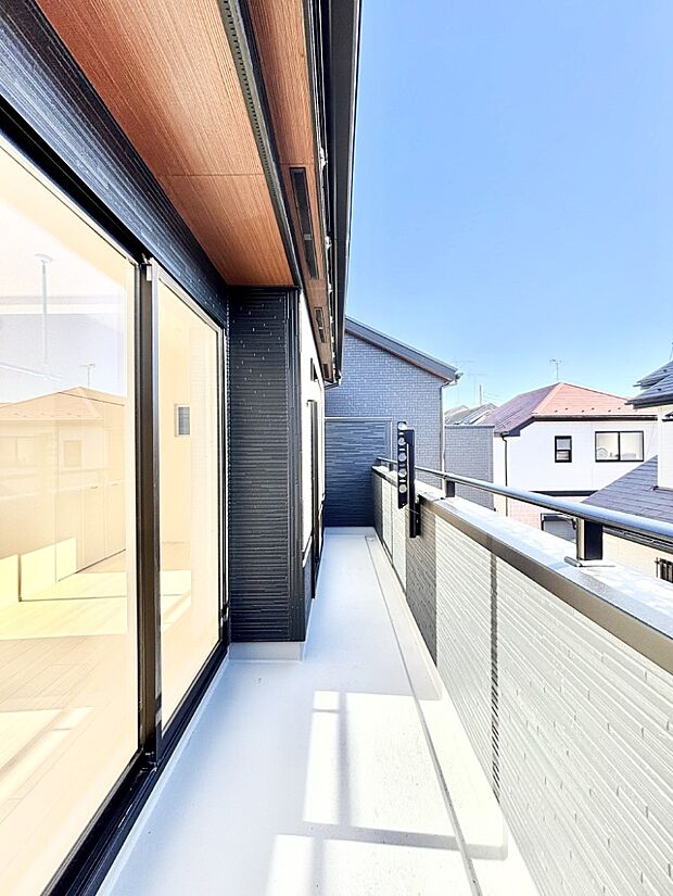 暖かな陽光が降り注ぐバルコニーはお洗濯におすすめ。爽やかな風も心地よいです。