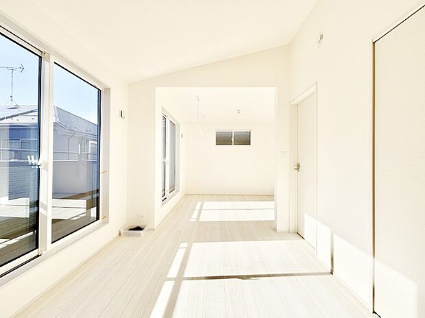 ライフスタイルに合わせて2部屋として利用できる広々とした洋室。