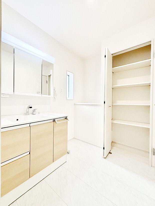 リネン棚付きの洗面室。ゆとりの洗面スペースで忙しい朝の身支度もスムーズに!