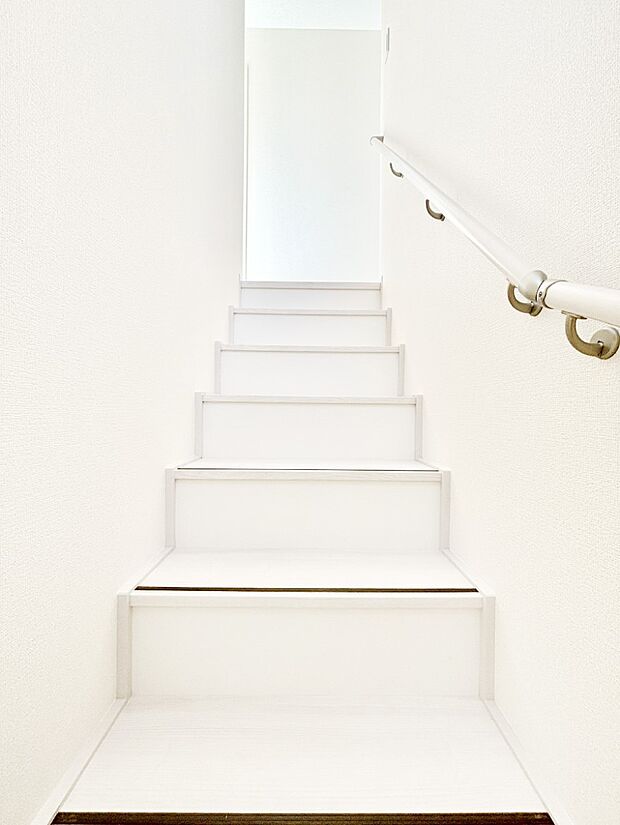 小さなお子さまやご年配の方に嬉しい配慮!階段には手摺付きです。