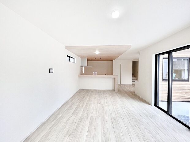 ご家族の賑やかな話し声で包まれる明るいリビング