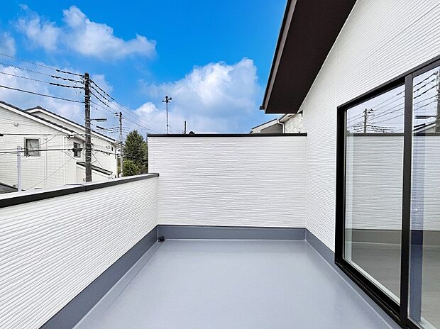 ゆったりバルコニーだから沢山お洗濯ものを干せます。