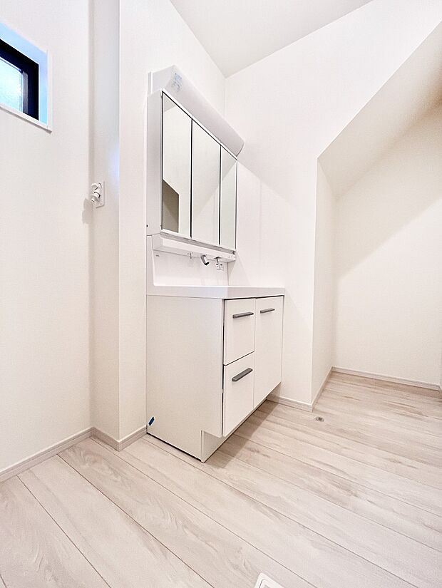 明るい洗面所は毎朝の身支度も楽しくできちゃいそうです。    