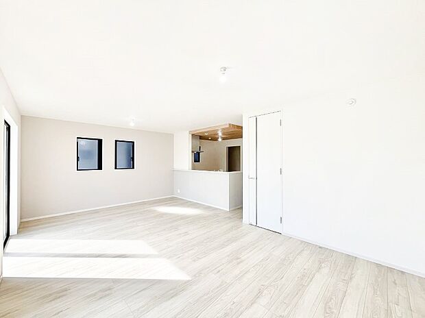 家族の和やかな会話が聞こえてきそう。開放感のあるリビングです。