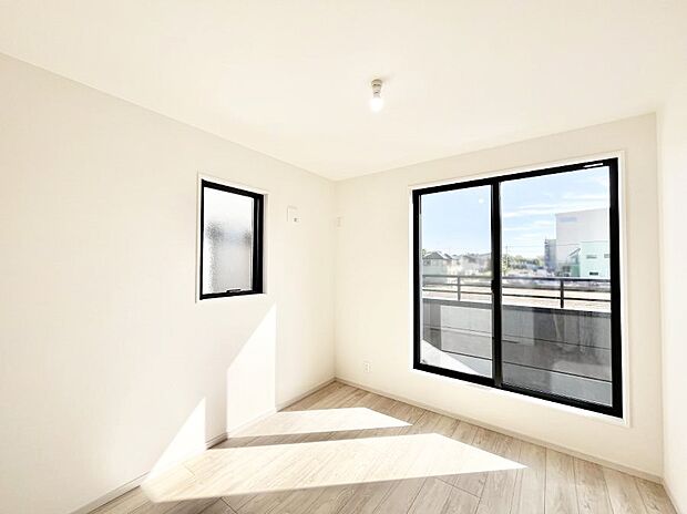 明るいバルコニーサイドに洋室を設置。目覚めの良い寝室に。