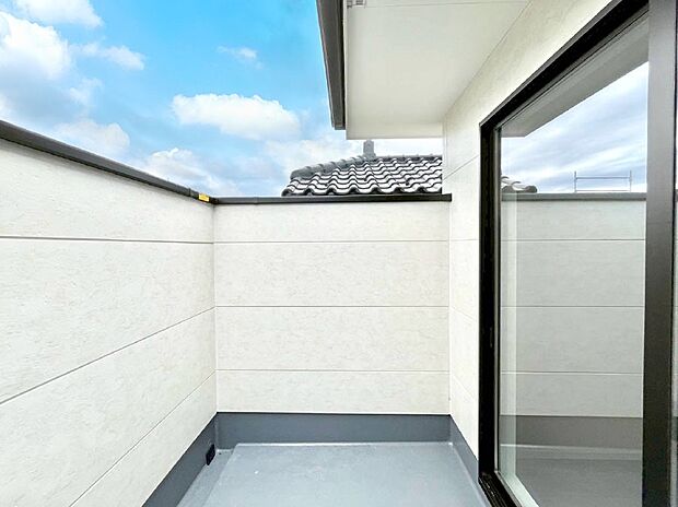 暖かな陽光が降り注ぐバルコニーはお洗濯におすすめ。爽やかな風も心地よいです。