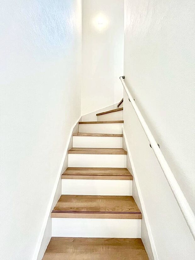 階段は手すり付きなので小さなお子さまやご高齢の方も安心です