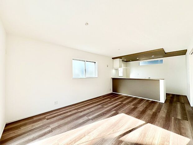 ご家族の賑やかな話し声で包まれる明るいリビング