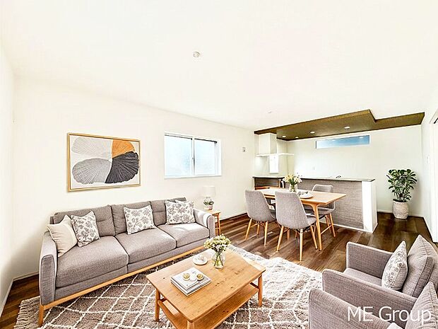 落ち着いた雰囲気のLDKは家族みんなの快適空間※家具はCGです