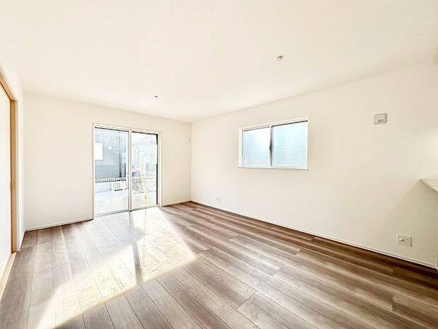 大きな窓からたっぷりの陽光と風を感じられるリビング