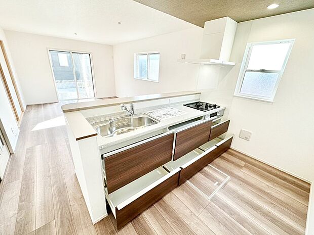 使いやすさを優先したスライド式収納タイプ！