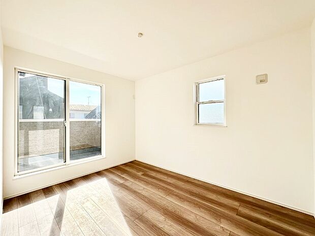 バルコニーが開放感をプラスしてくれる洋室