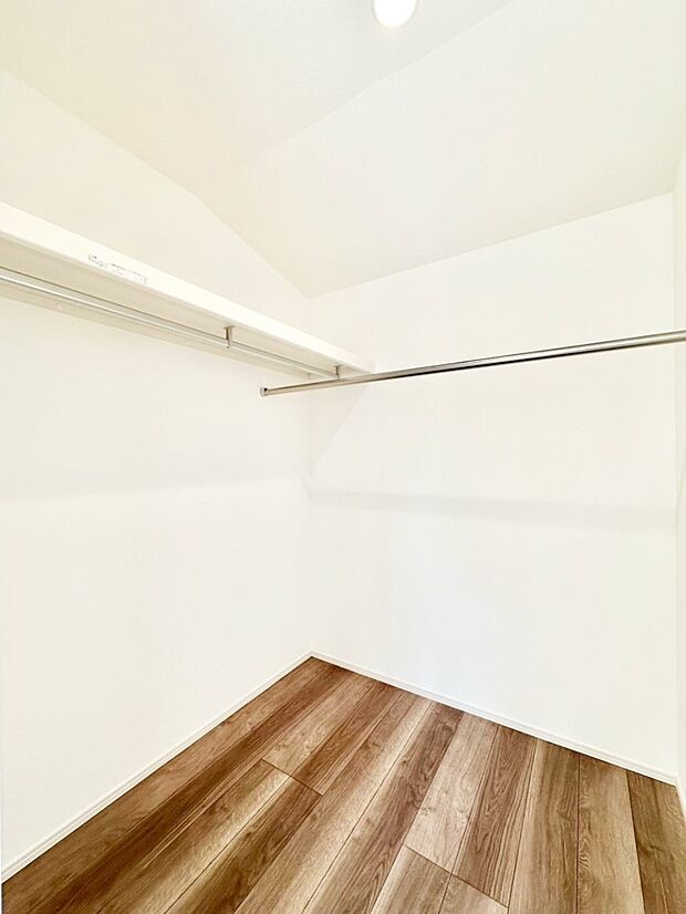 ウォークインクローゼットの活用で生活空間スッキリ