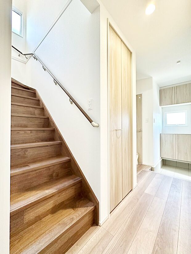 階段は手すり付きなので小さなお子さまやご高齢の方も安心です