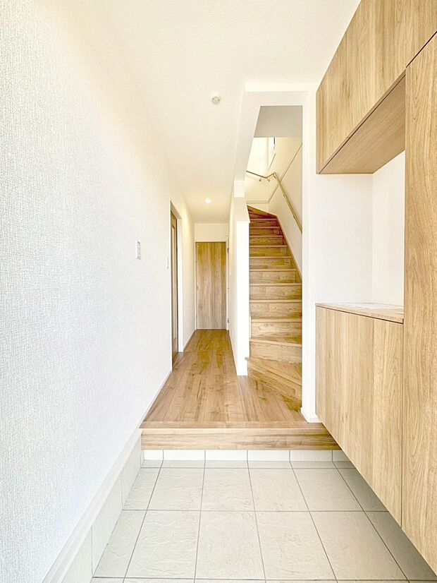 下駄箱はご家族の写真や季節のインテリアで飾り棚として演出できます