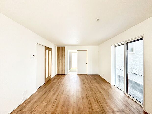 隣接の和室を開放すればさらに広々空間に