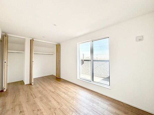 明るいバルコニーサイドに洋室を設置。目覚めの良い寝室に。