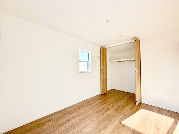 やさしい光がさしこむ居室はしっかり収納付き
