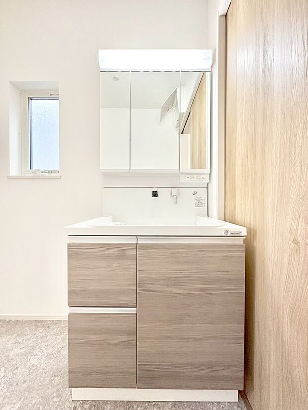 スタイリングに便利な三面鏡、ミラーキャビネットで細かい物スッキリ