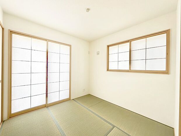 リビングと隣り合っている和室。ほっと一息できる和の空間です。
