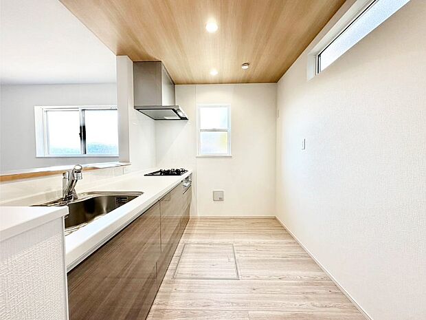 爽やかな風が通り抜けるキッチン。窓があるので明るく換気にも役立ちます。