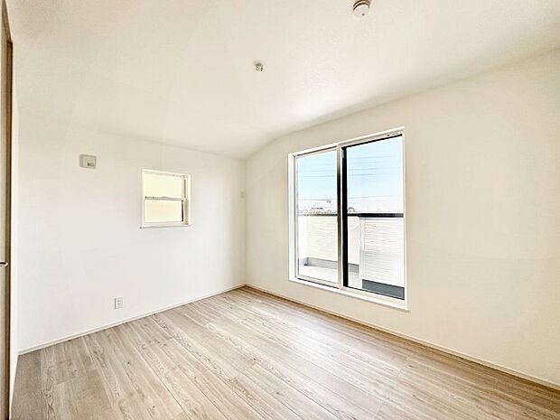 明るいバルコニーサイドに洋室を設置。目覚めの良い寝室に。