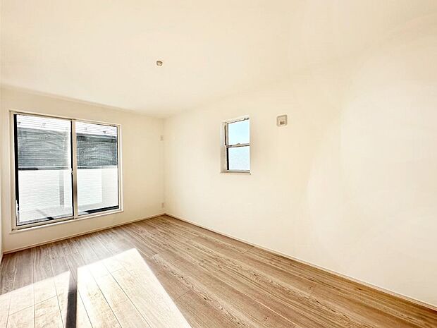 窓からのやさしい光が心地よいプライベートルーム