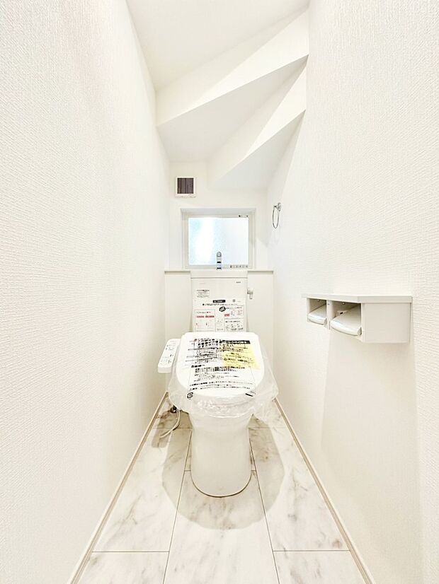 換気用小窓があり、明るく清潔な空間です。 