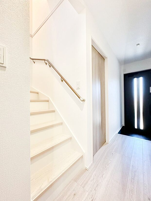 階段は手すり付きなので小さなお子さまやご高齢の方も安心です