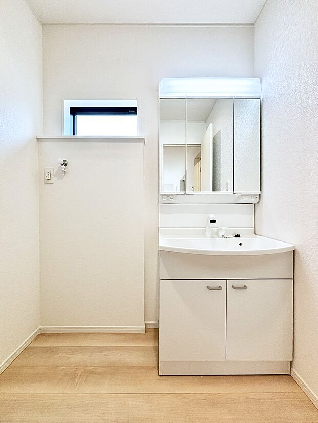 大きく見やすい三面鏡で清潔感ある洗面台は、身だしなみチェックや肌のお手入れにおすすめです。 