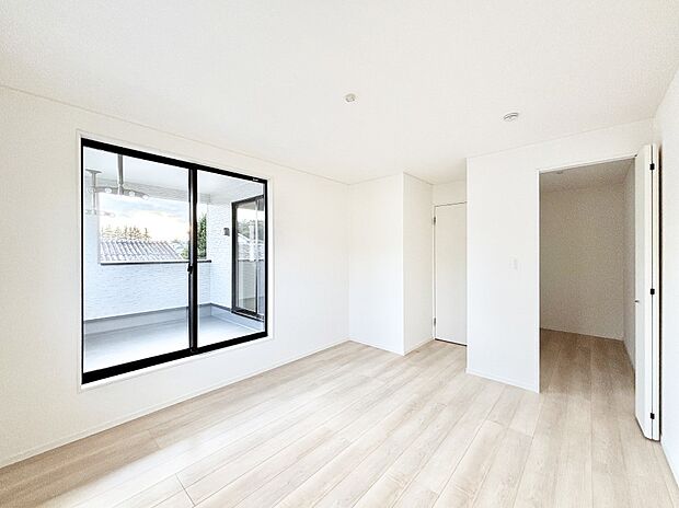 2階7.5帖のバルコニー付きの明るい洋室。収納力の高い納戸があります。